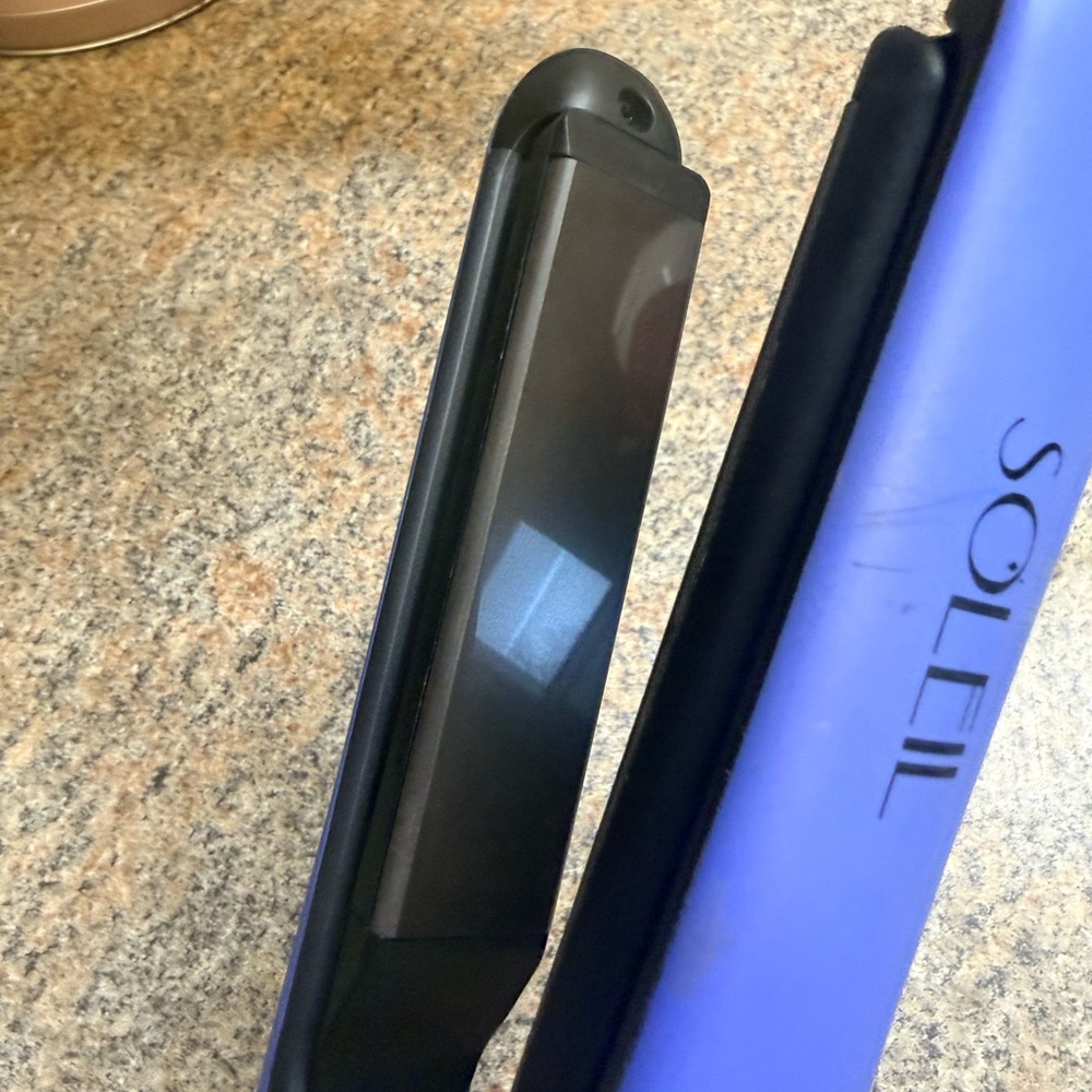 Soleil Straightening Flat Iron in Cobalt Blue